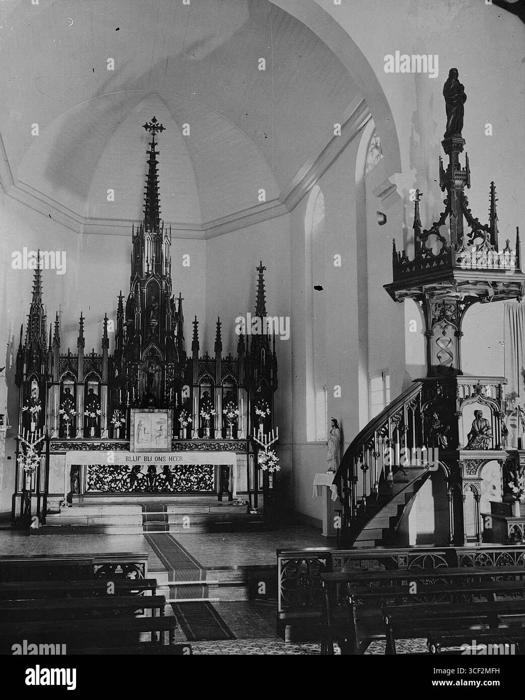 Un negativo di vetro del 1947 raffigurante l'interno della chiesa cattolica romana nel Noord, Oranjestad. La fotografia cattura il design architettonico e la disposizione della chiesa, mostrando il suo significato religioso e culturale. Foto Stock
