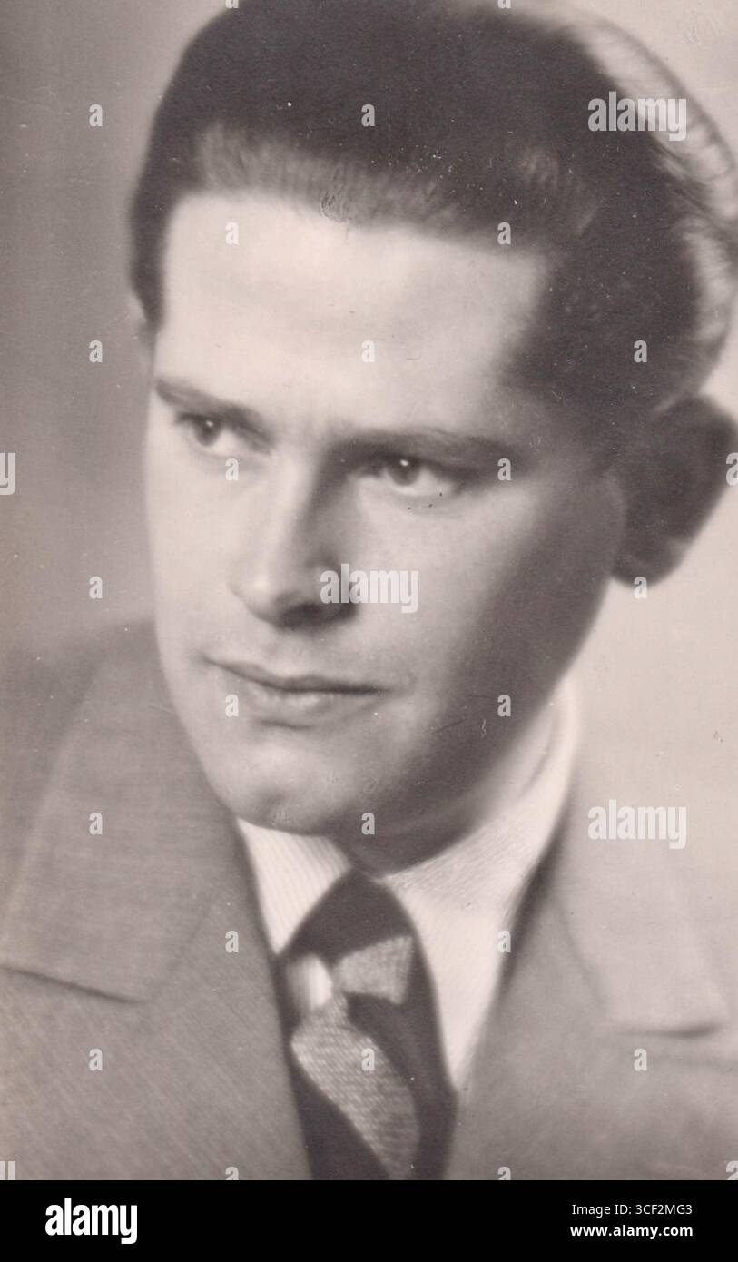 Herbert Hess (1908-1977), un tenore tedesco, è raffigurato nel suo studio di Francoforte, Kaiserstraße 19, negli anni '1940 Noto per i suoi contributi all'opera, fu attivo nella scena musicale europea all'inizio del XX secolo. Foto Stock