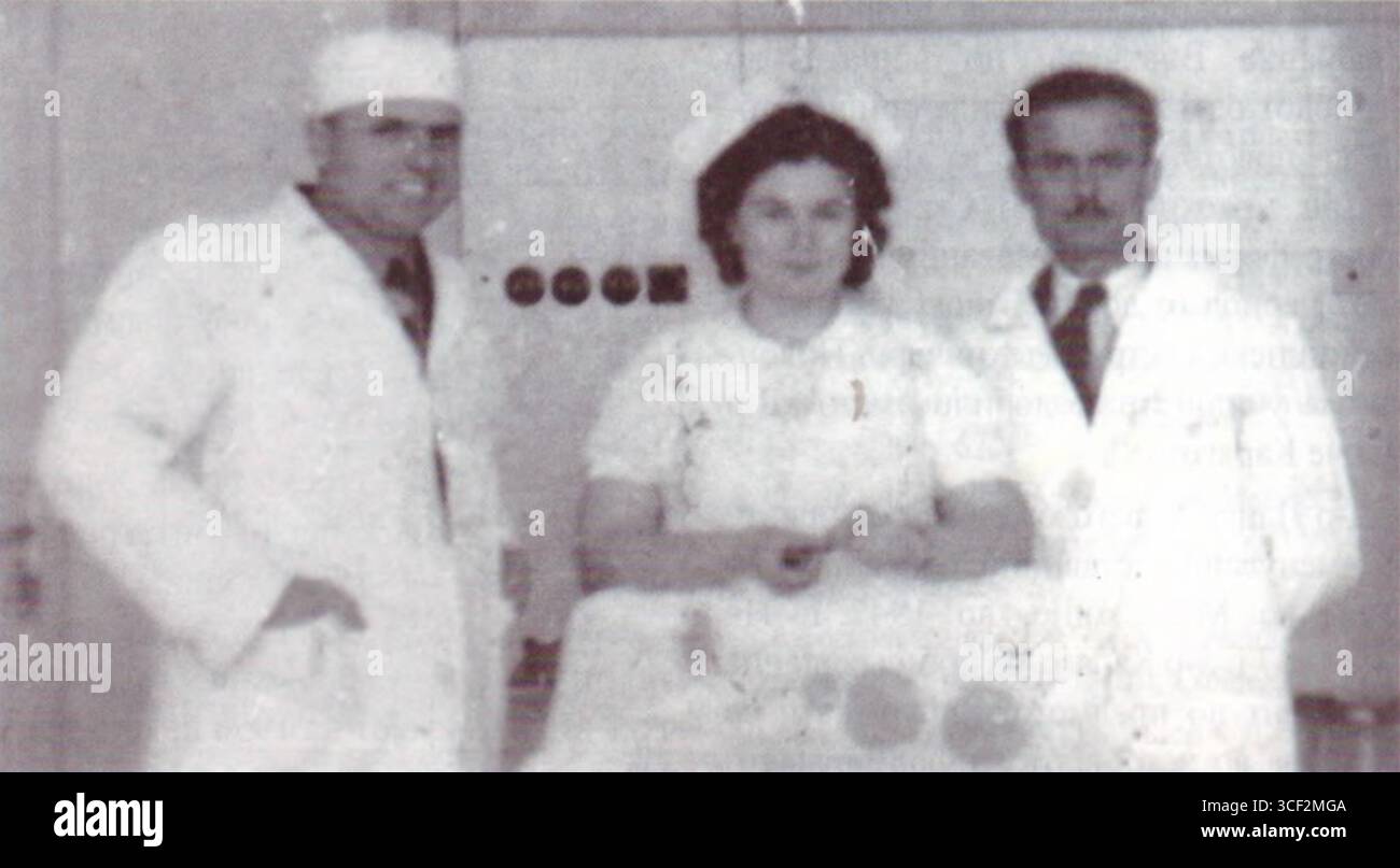 L'immagine risale agli anni '1940, mostrando un evento sconosciuto o individui di quel periodo di tempo. I dettagli esatti non sono chiari. Foto Stock