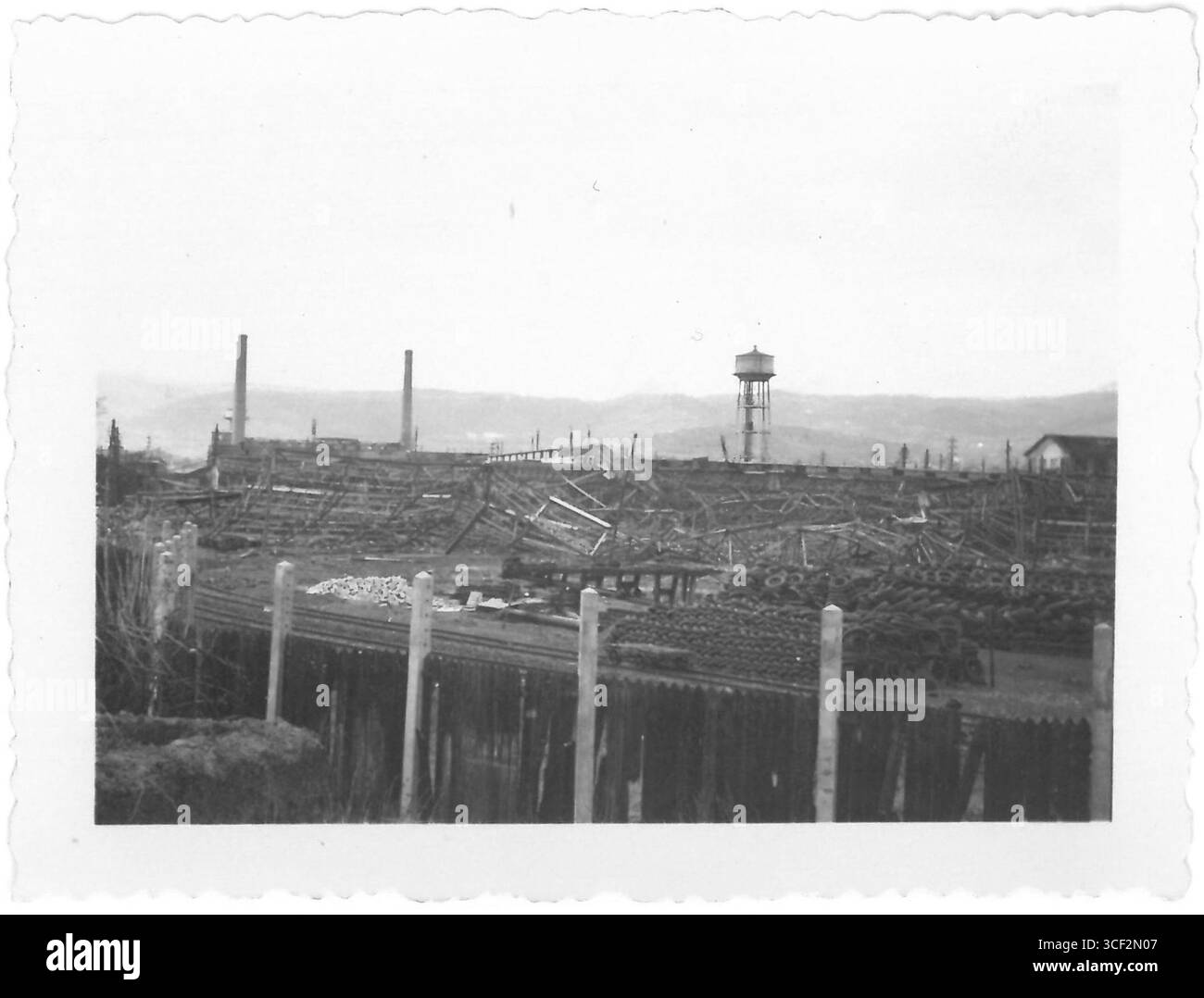 Una fotografia che mostra la fabbrica Michelin a Clermont-Ferrand, in Francia, dopo i bombardamenti della Royal Air Force il 16 marzo 1944 durante la seconda guerra mondiale Foto Stock