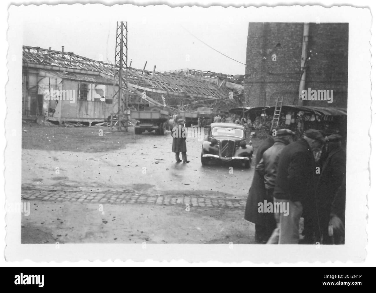 Il 16 marzo 1944, la fabbrica Michelin di Clermont-Ferrand fu bombardata dalla Royal Air Force durante la seconda guerra mondiale. L'attacco prese di mira la struttura industriale nel tentativo di interrompere la produzione bellica tedesca. Foto Stock