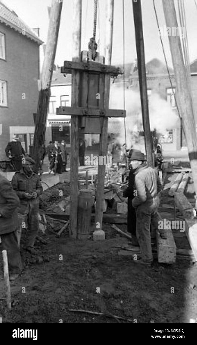 Questa immagine, scattata il 22 marzo 1951, mostra il pilotaggio a Kwietheuvel a Venlo, parte dei lavori di costruzione in corso mentre l'area era in fase di sviluppo per nuovi edifici. Foto Stock