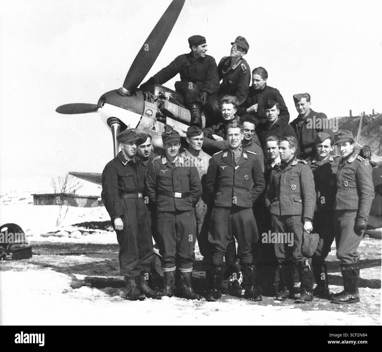 Gruppenadju. OLT. Lenz Bauer mit fliegendem- u. Bodenpersonal der 5. Staffel/JG 5 a Petsamo oder pori, März/aprile 1942. Die Gruppe steht vor einer Messerschmitt Bf 109 e-4 oder e-7, rechts neben Olt. Bauer FW. Josef Wirtz, geb. 12.04.1915, gef. am 06.01.1943. Foto Stock