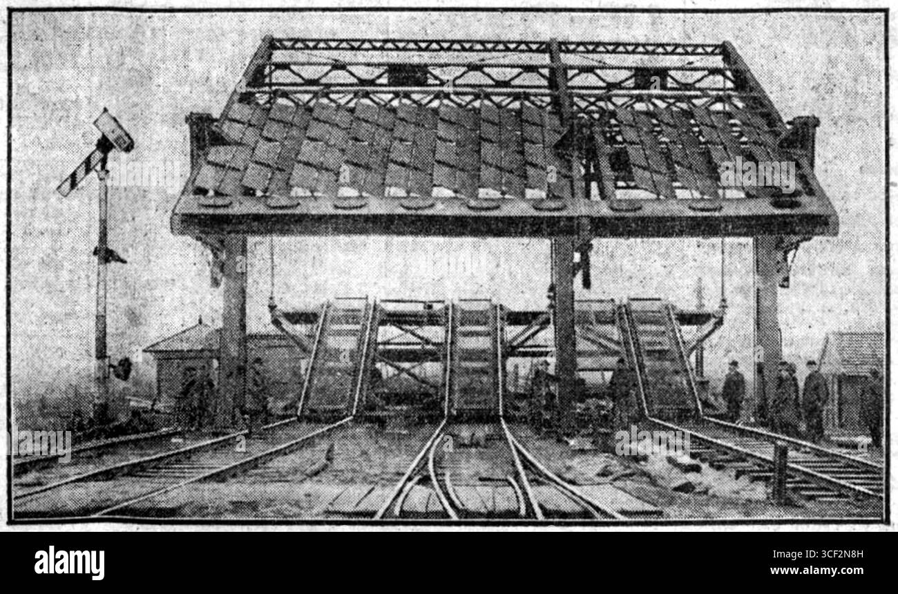 Il primo ponte levatoio a tre binari nei Paesi Bassi, costruito a Wormerveer. Ha sostituito un vecchio ponte di gru sopra Noorder Sluissloot ed è stato progettato utilizzando il sistema di Joosting. Il ponte, di peso superiore a 100.000 kg, è stato ispezionato dalle autorità ferroviarie nel 1924. Foto Stock
