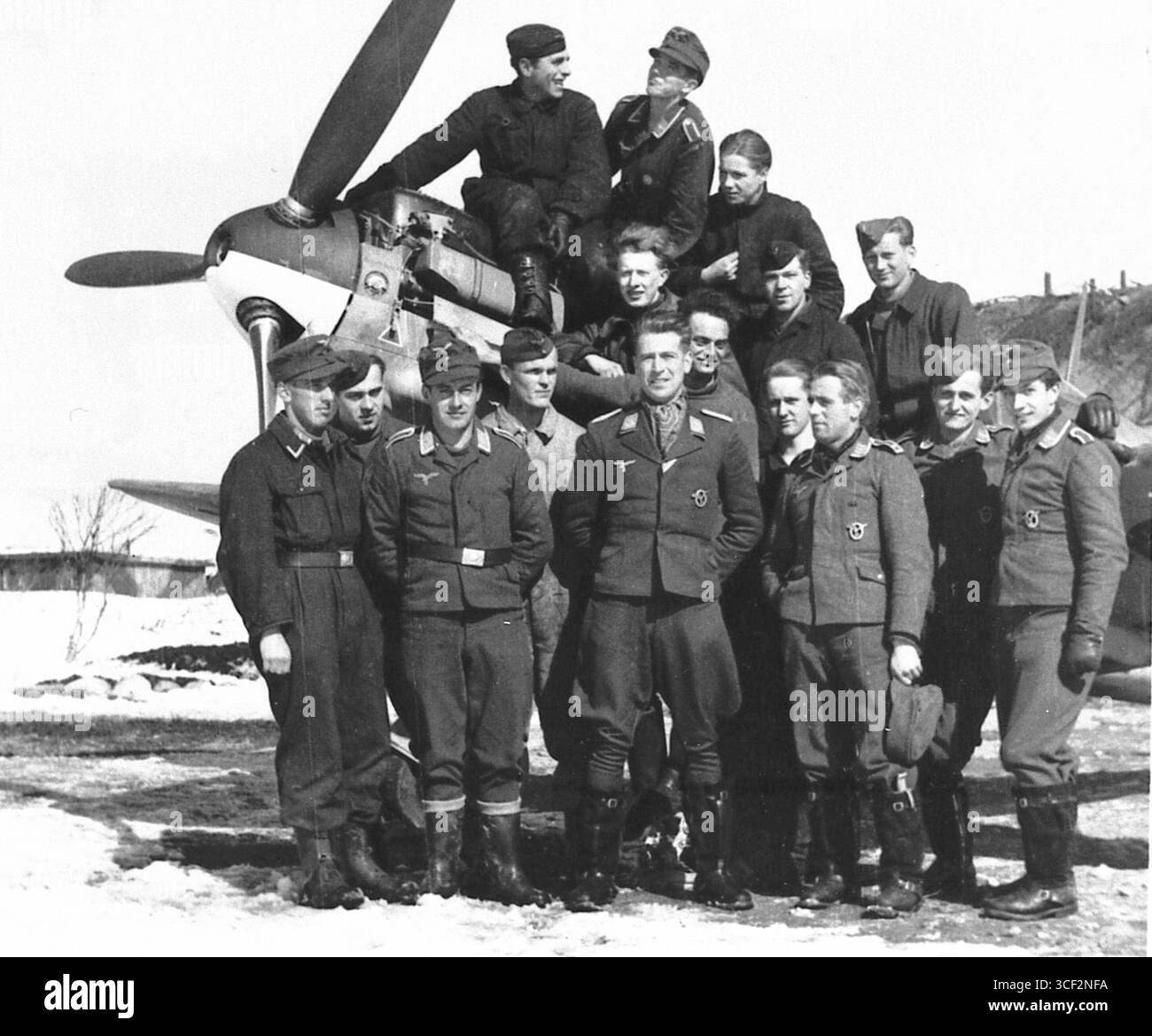Gruppenadju. OLT. Lenz Bauer mit fliegendem- u. Bodenpersonal der 5. Staffel/JG 5 a Petsamo oder pori, März/aprile 1942. Die Gruppe steht vor einer Messerschmitt Bf 109 e-4 oder e-7, rechts neben Olt. Bauer FW. Josef Wirtz, geb. 12.04.1915, gef. am 06.01.1943. Foto Stock