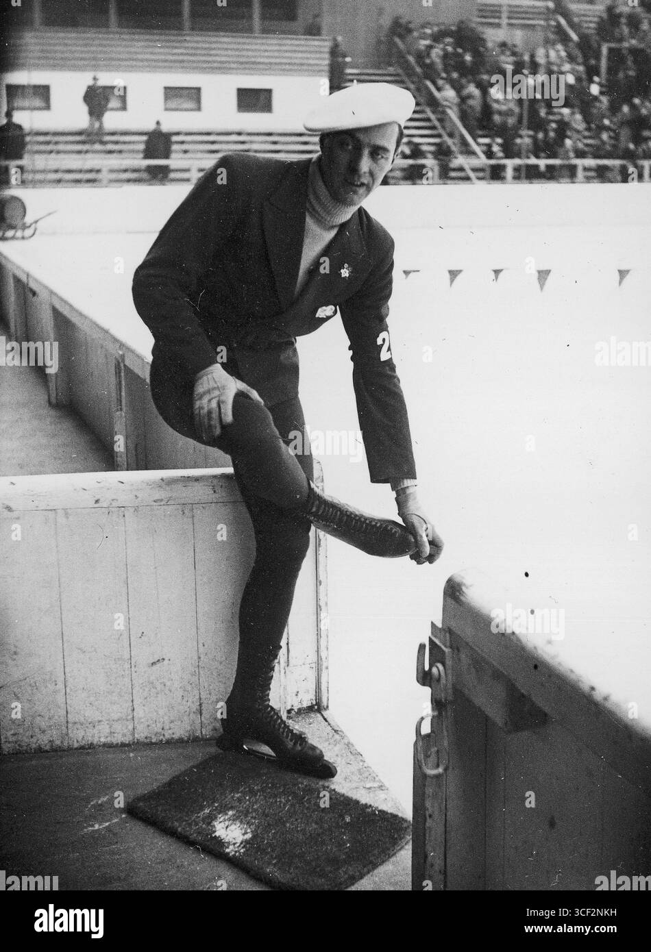 Karl Schäfer entra in pista alle Olimpiadi invernali del 1936 a Garmisch-Partenkirchen, pronto a gareggiare nella gara di pattinaggio di figura maschile. La sua presenza all'evento lo rese uno dei migliori contendenti. Foto Stock