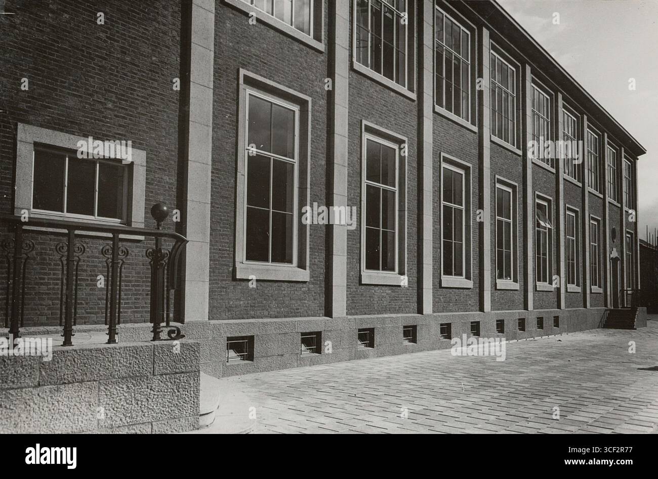 Nel 1950, i prodotti meteorologici furono utilizzati nella costruzione dell'edificio situato a Nassaustraat 36, Venlo. Questa immagine evidenzia la pratica applicazione di materiali resistenti agli agenti atmosferici nell'architettura degli anni '1950. Foto Stock
