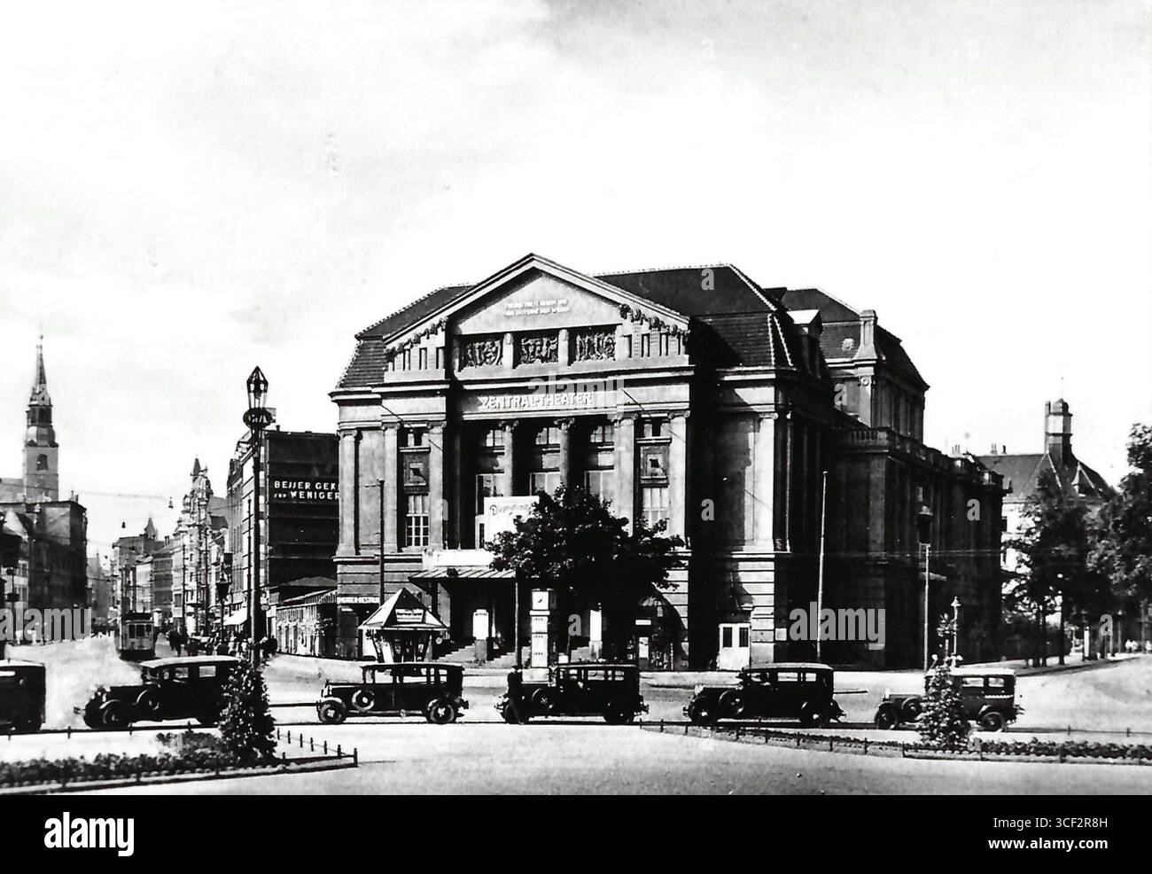 Breiter Weg con il Zentraltheater, situato nel cuore di Magdeburgo, Germania. L'area era un importante centro culturale prima della seconda guerra mondiale e la fotografia evidenzia il significato storico dell'edificio e del suo spazio urbano circostante. Foto Stock