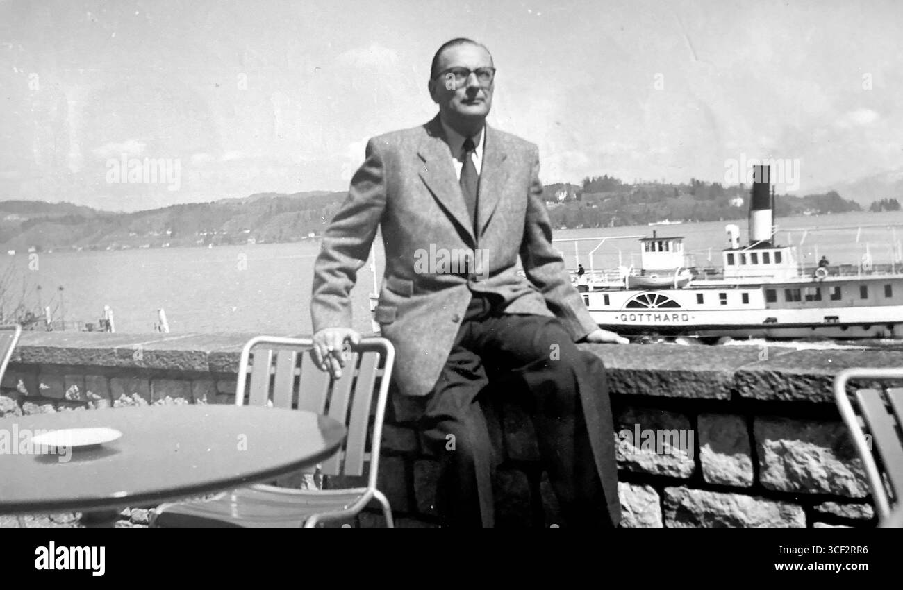 Questo ritratto del 1949 mostra J.S. Meuwsen Jr. Vicino al lago di Costanza, con una nave gemella del San Gottardo sullo sfondo. Meuwsen era una figura chiave nell'industria olandese dei cappelli. Foto Stock