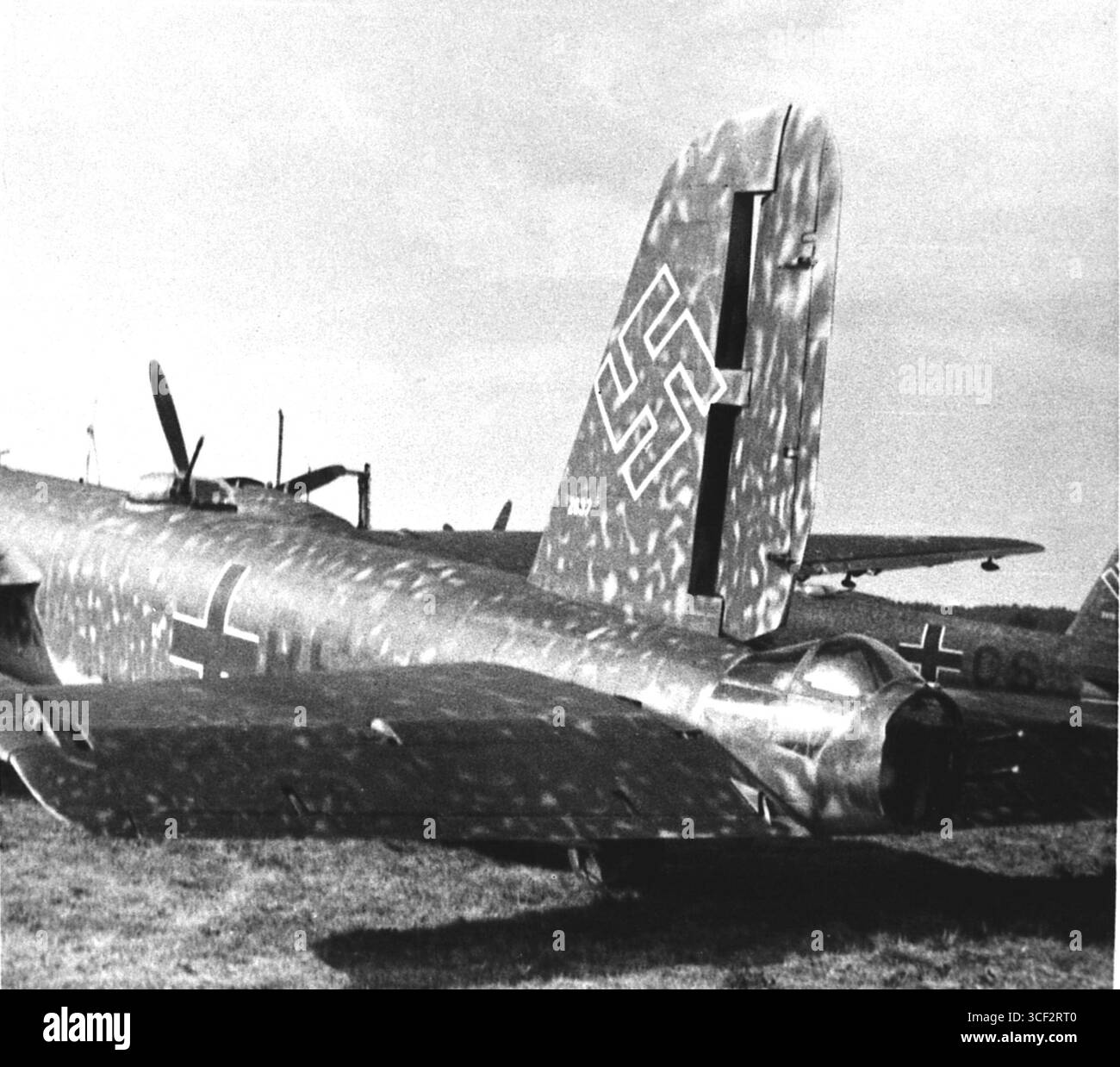 He 177 A-3, W.Nr. 2632 (2637), 'V4 + BS' und 'V4 + OS', 8./KG 1 Hindenburg, so. 1944 vermutl. A Faßberg. Foto Stock
