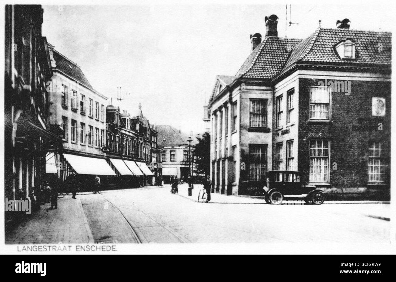 Una foto degli anni '1920 di Blijdensteinhuis a Langestraat 9, Enschede, originariamente costruita nel 1806. Nel 1914, fu ricostruita nello stesso sito, ruotata di un quarto di giro. Fu poi donata al comune nel 1921 per diventare una biblioteca pubblica. Fu distrutto in un bombardamento nel 1944. Foto Stock