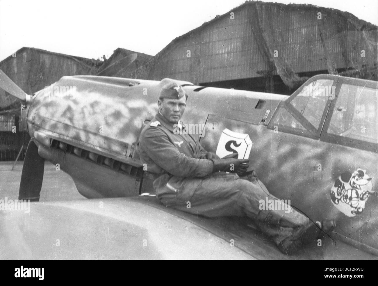 FW. Albert Brunner vor Bf 109 e-4 des Gruppenkommandeurs der III./JG 26 'Schlageter' Major. Adolf Galland, foto vermutl. A Döberitz/Brandeburgo, Sommer 1940. Foto Stock