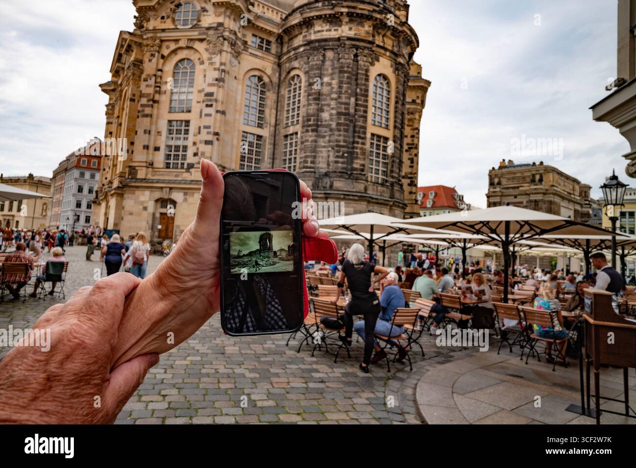 Dresda, Germania, la Frauenkirche (Chiesa delle nostre carissime donne) 2025 Wikipedia qui sotto: La Frauenkirche (ufficialmente: Chiesa delle nostre carissime donne) è un Prot Foto Stock