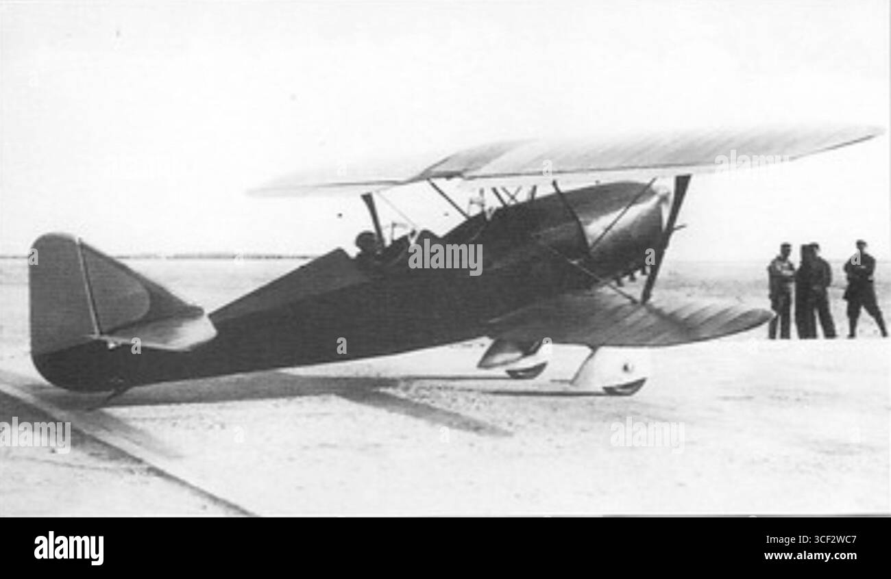 L'Adaro Chirta, un aereo da caccia spagnolo del 1935, fu uno sviluppo importante durante l'era dell'aviazione degli anni '1930. Fu introdotto da lei Ailes e il suo design fu caratterizzato da tratti ingegneristici distinti. Questo particolare modello è stato registrato come sconosciuto il 23 maggio 1935. I suoi dettagli rimangono relativamente oscuri, ma la sua presenza nell'aviazione militare dei primi anni del XX secolo è nota. Foto Stock