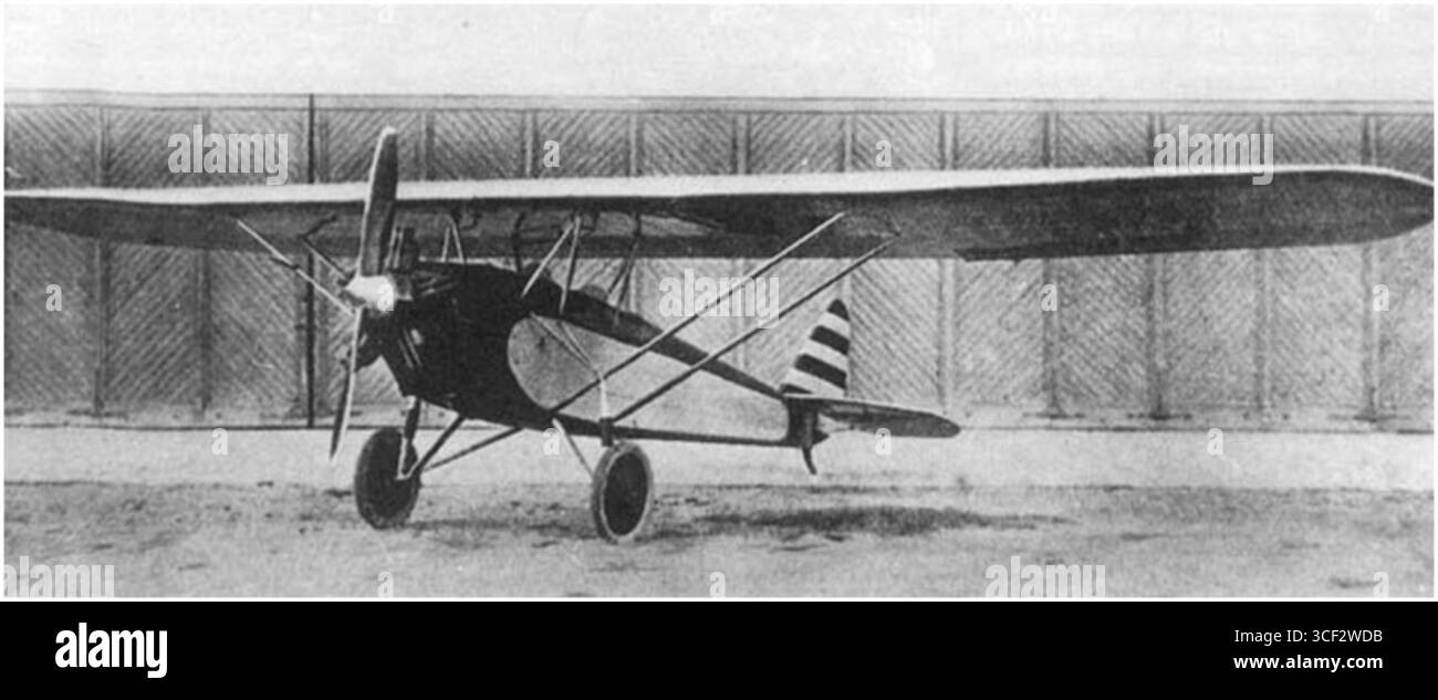 Lo Yakovlev AIR-4, progettato nel 1930, è un aereo sperimentale sovietico noto per la sua configurazione unica. Testato per la prima volta nel 1930, l'AIR-4 era caratterizzato da una configurazione a canard ed era utilizzato principalmente per esplorare l'aerodinamica di posizionamenti alari non convenzionali. Il suo sviluppo faceva parte dei primi esperimenti di aviazione sovietica. Foto Stock