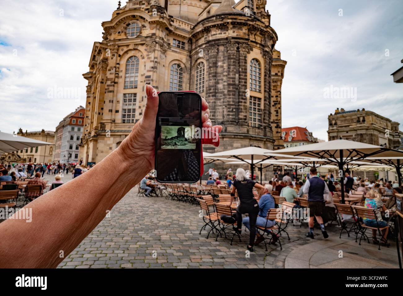 Dresda, Germania, la Frauenkirche (Chiesa delle nostre carissime donne) 2025 Wikipedia qui sotto: La Frauenkirche (ufficialmente: Chiesa delle nostre carissime donne) è un Prot Foto Stock