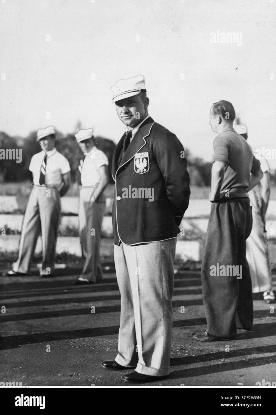 Fotografia del calciatore polacco Henryk Martyna in uniforme nazionale durante una parata delle prove prima delle Olimpiadi estive di Berlino del 1936, tenutasi presso l'Istituto centrale di educazione fisica di Varsavia. Foto Stock