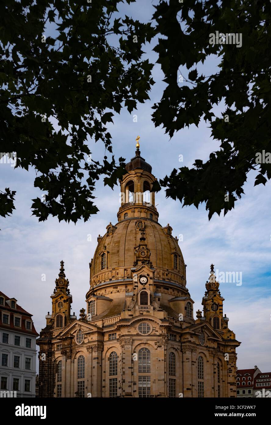 Dresda, Germania, la Frauenkirche (Chiesa delle nostre carissime donne) 2025 Wikipedia qui sotto: La Frauenkirche (ufficialmente: Chiesa delle nostre carissime donne) è un Prot Foto Stock