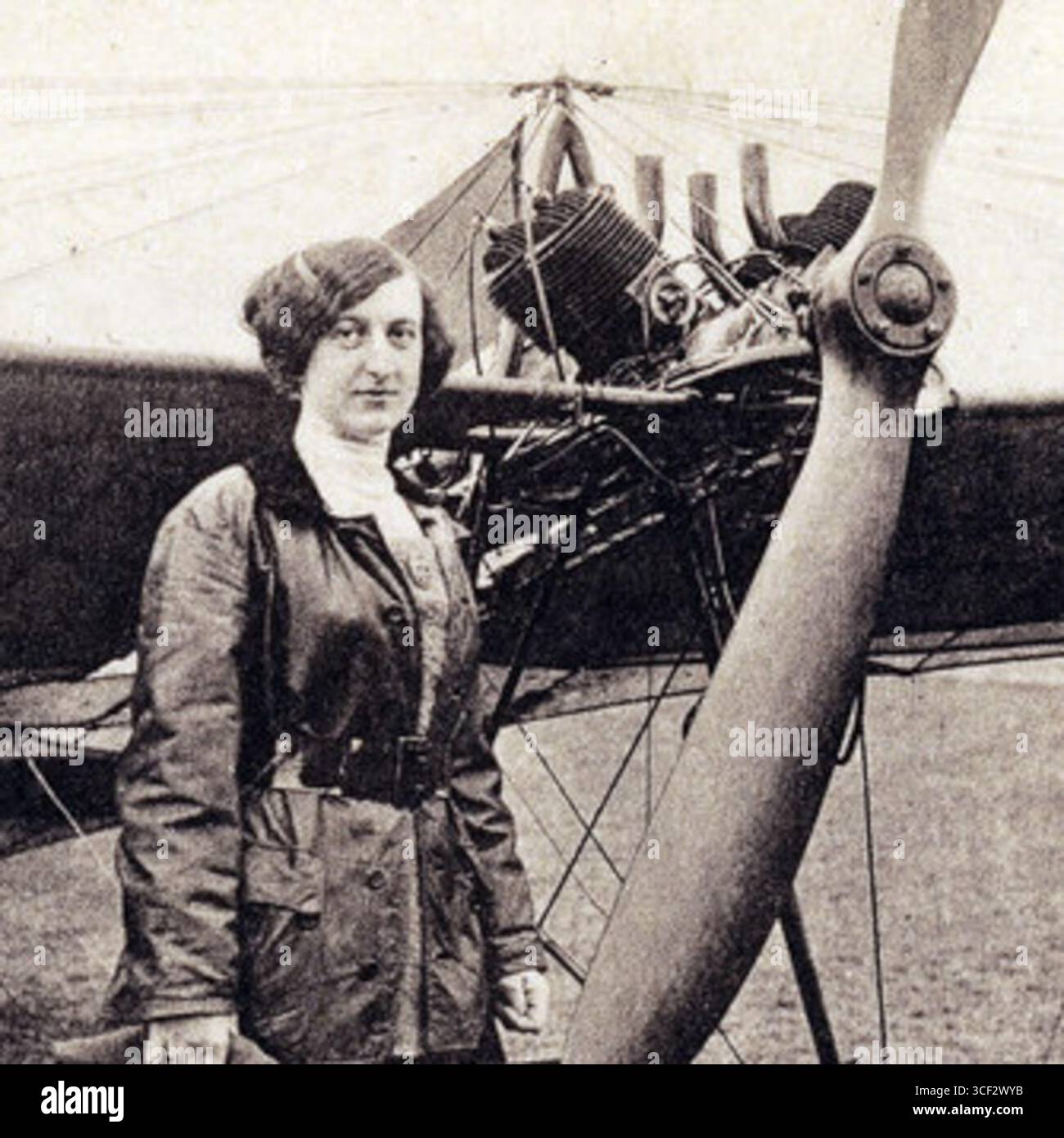 Charlotte Möhring, una delle prime aviatrici, è raffigurata con il motore del suo aereo nel gennaio 1913. È stata una pioniera nella storia dell'aviazione all'inizio del XX secolo. Foto Stock