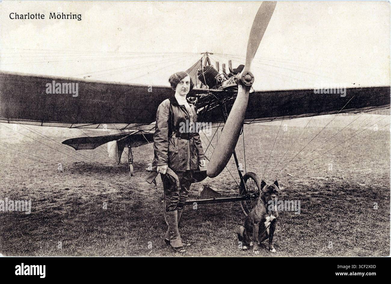 Charlotte Möhring è stata una pioniera aviatrice donna che viene vista con il suo aereo nel 1913. Fu una delle prime figure dell'aviazione all'inizio del XX secolo. Foto Stock