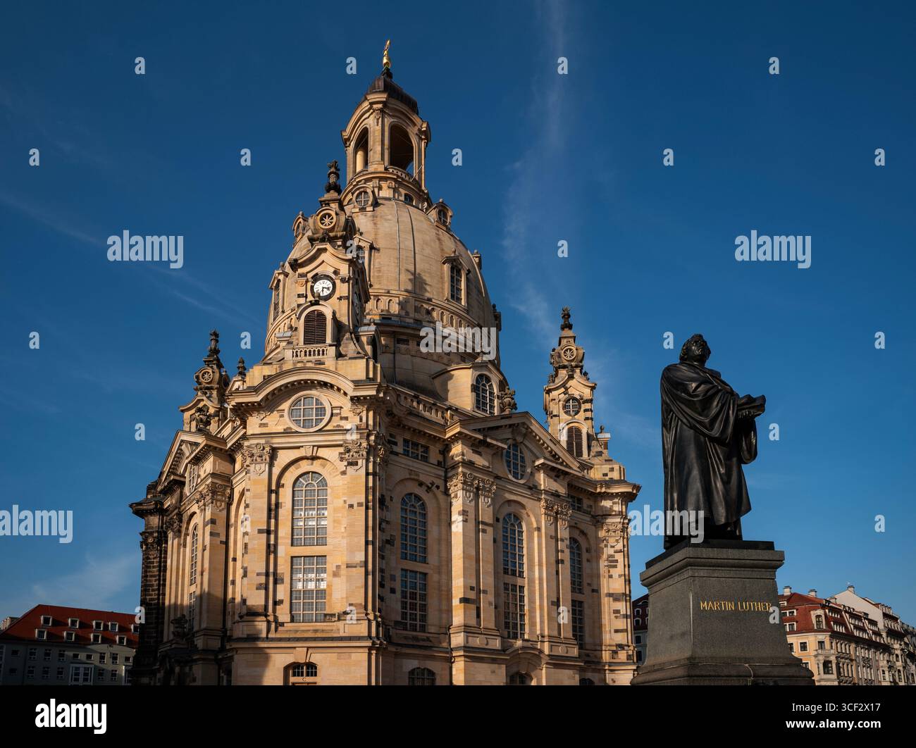 Dresda, Germania, la Frauenkirche (Chiesa delle nostre carissime donne) 2025 Wikipedia qui sotto: La Frauenkirche (ufficialmente: Chiesa delle nostre carissime donne) è un Prot Foto Stock