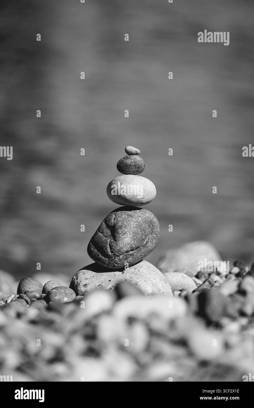 Fotografia in bianco e nero di pietre Zen bilanciate a Pebble Beach Foto Stock