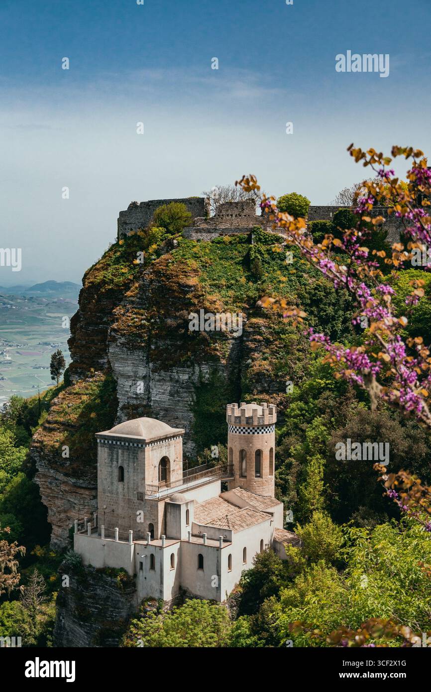 Torretta Pepoli e Castello di Venere sulla scogliera rocciosa di Erice, Sicilia Foto Stock