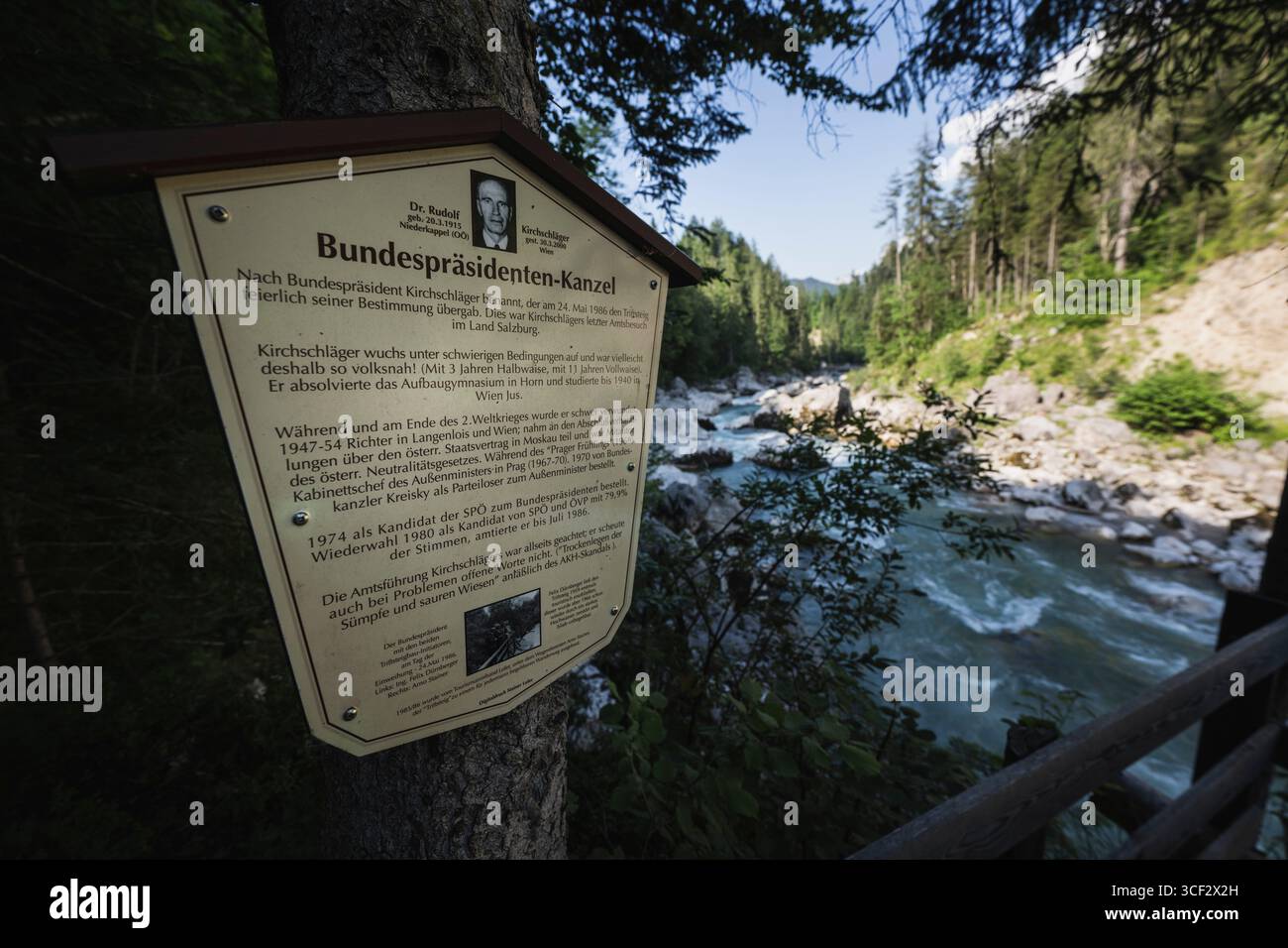 Pulpit del Presidente Federale lungo il sentiero lungo il fiume Saalach tra Huberststeg e Teufelssteg in una giornata estiva nella valle Saalachtal di Salisburgo ai piedi dei monti Loferer Steinberge. Foto Stock
