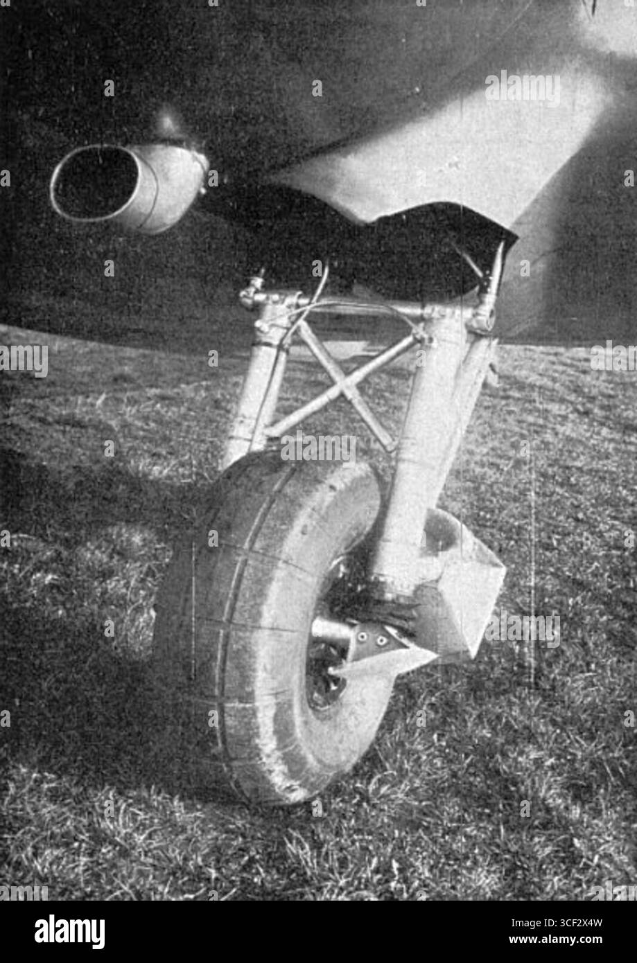Vista ravvicinata della ruota anteriore dell'aeromobile Aero A-304, incentrata sul meccanismo del carrello di atterraggio retrattile, come illustrato nella rivista *Letectví*, gennaio 1939. Foto Stock