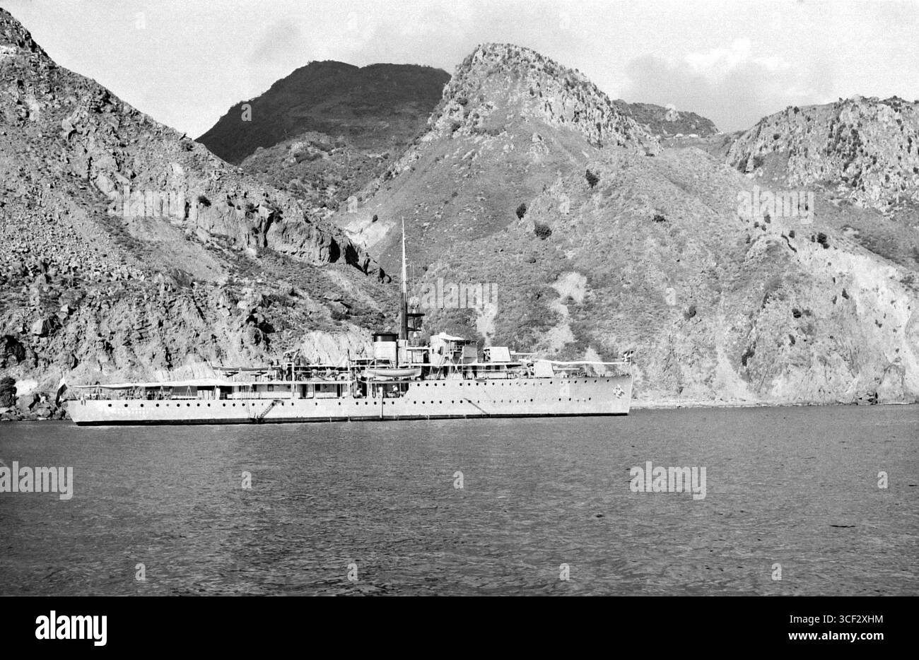 Una fotografia negativa del 1920-1950 che mostra la nave HR. La sig.ra Johan Maurits van Nassau era ancorata vicino all'isola di Saba. La fotografia, scattata da un fotografo sconosciuto, cattura la presenza della nave vicino all'isola. Foto Stock