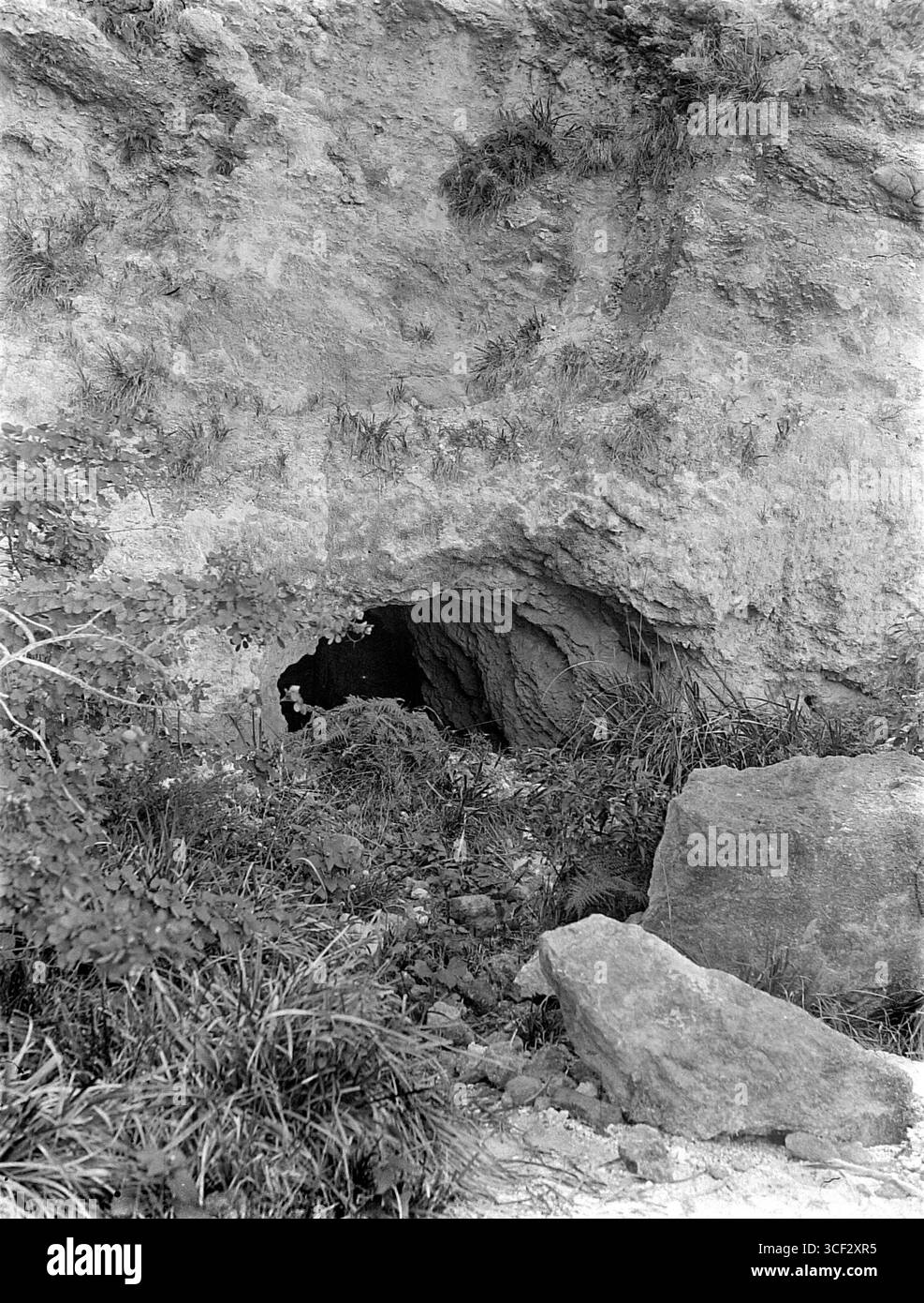 Una fotografia negativa del 1937 che mostra l'ingresso di una miniera di zolfo. L'immagine evidenzia l'ambiente industriale e la struttura di ingresso dell'attività mineraria. Foto Stock