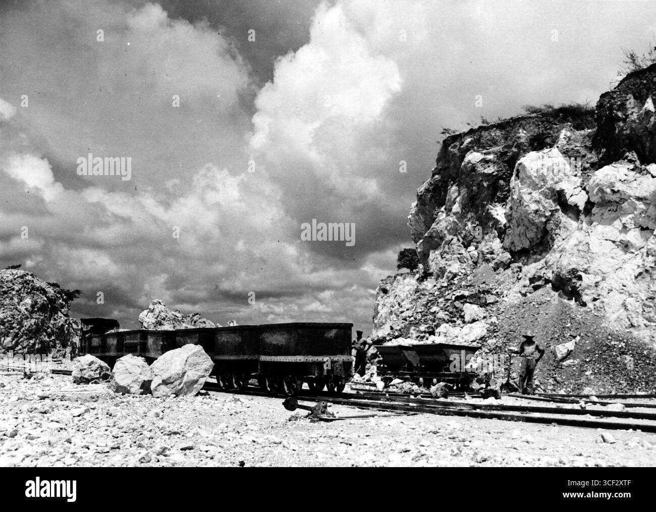 Una ristampa negativa del 1949 che mostra gli autocarri in un sito di miniera di fosfato. I veicoli sono utilizzati per il trasporto di materiali fosfati durante le operazioni minerarie. Foto Stock