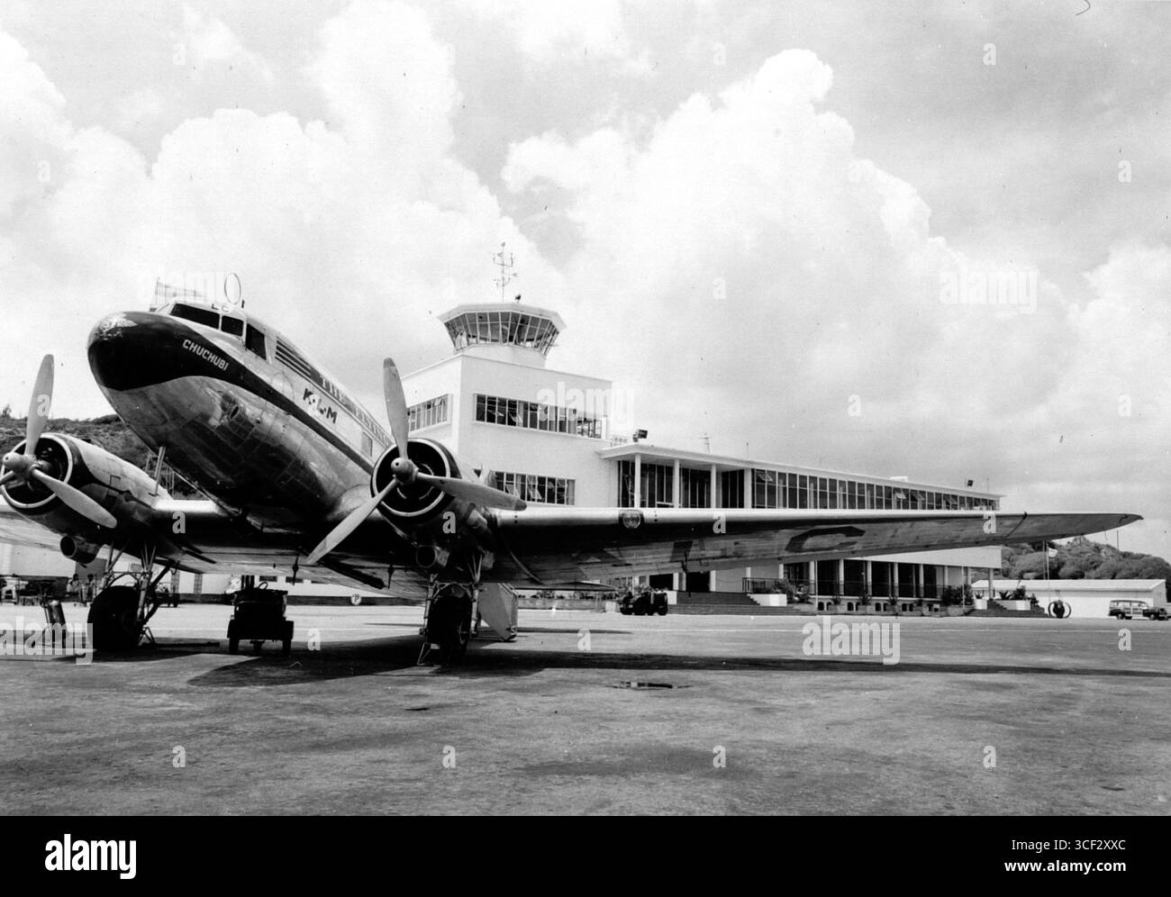 Un repro-negativo del 1949 che mostra gli aerei della KLM sulla pista dell'aeroporto di Hato a Willemstad, catturati nei primi giorni del viaggio aereo. Dimensioni immagine: 9 x 12 cm. Foto Stock