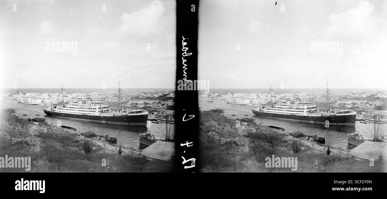 Questa immagine mostra la nave da crociera "Orinoco" che entra in una stretta baia nel 1930. La foto ha dimensioni di 5,9 x 13 cm (2 5/16 x 5 1/8 poll.). Foto Stock