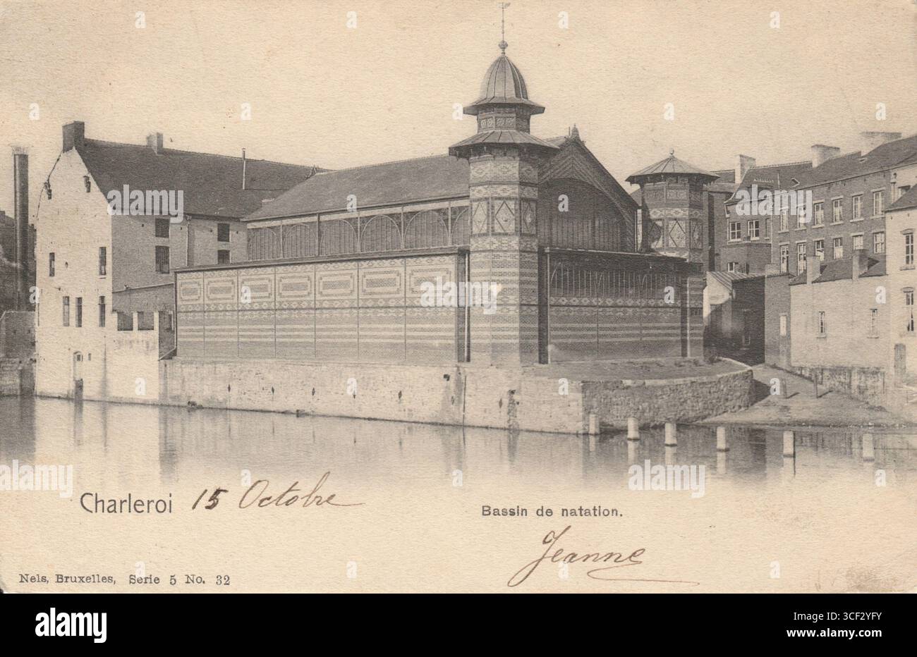 Questa cartolina dell'inizio del XX secolo da Charleroi, Belgio, presenta il fiume Sambre e un antico bacino di nuoto, datato con un timbro postale del 14 ottobre 1909. La cartolina è stata pubblicata da Nels. Foto Stock
