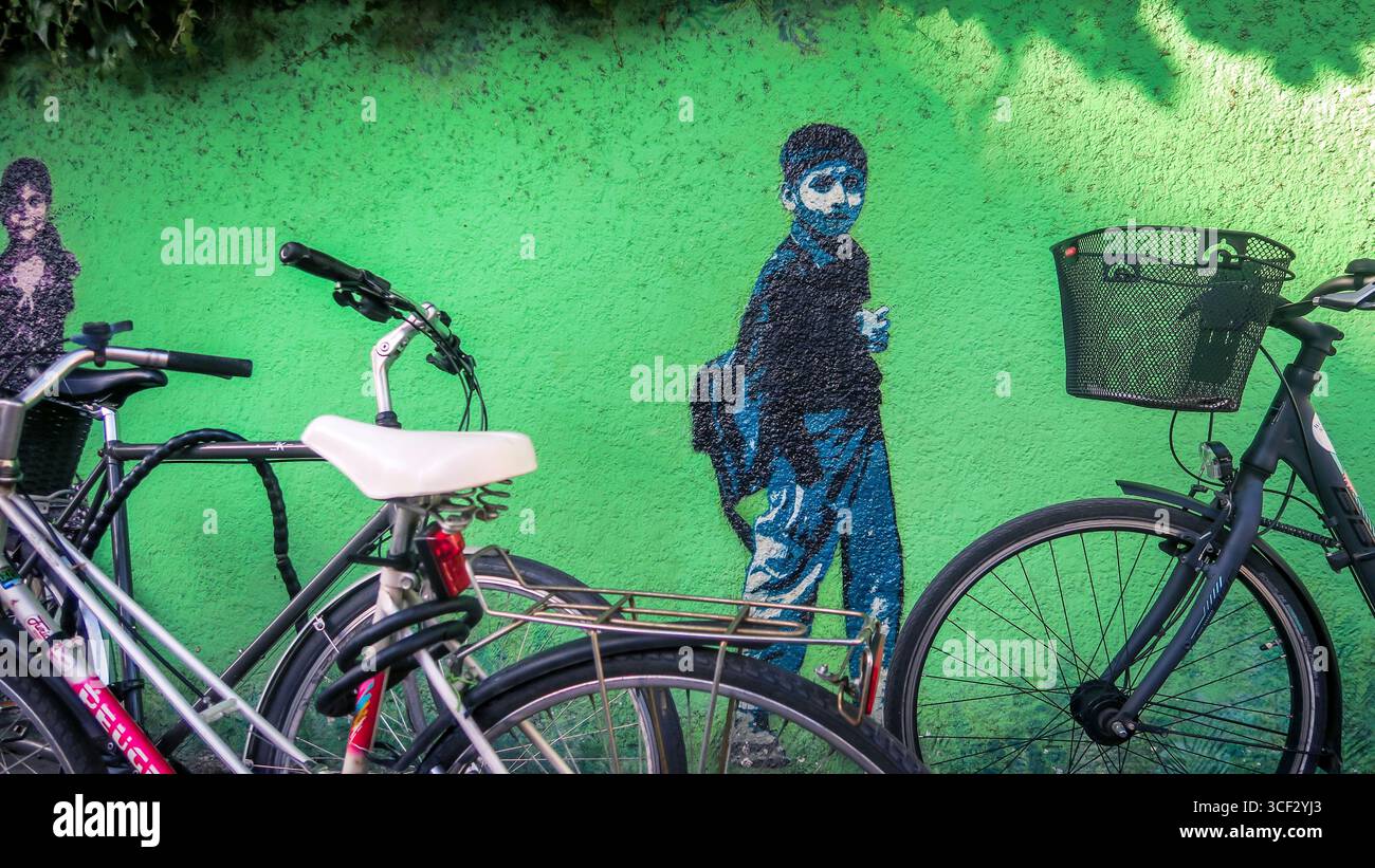 Graffiti sul centro della comunità Glockenbachwerkstatt di Monaco. Foto Stock