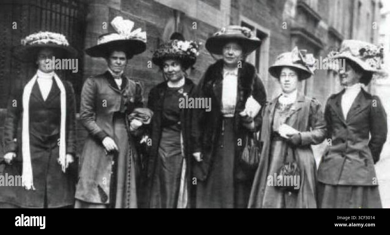 Una fotografia del 1911 che mostra le leader femminili alla conferenza STUC a Dundee, tra cui Jeanie Spence, Mrs. Lamont, Agnes Brown, Mary MacArthur, Kate McLean e Rachel Devine. Queste donne facevano parte di movimenti sindacali chiave in Scozia. Foto Stock