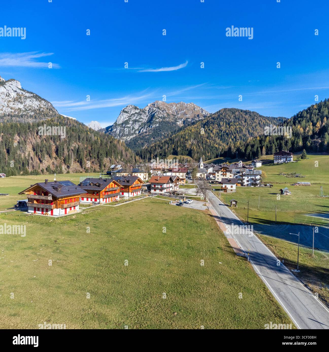 Veduta aerea di cima Sappada, un tradizionale villaggio alpino nelle Alpi Carniche, comune di Sappada, Udine, Friuli Venezia Giulia, Italia nord-orientale Foto Stock