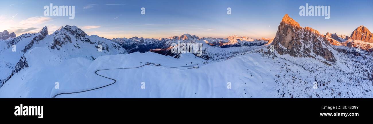Vista aerea grandangolare del passo Giau in inverno, con numerose vette delle Dolomiti che formano uno spettacolare sfondo montano. Dolomiti, comune di Colle Santa Lucia, provincia di Belluno, regione Veneto, Italia Foto Stock