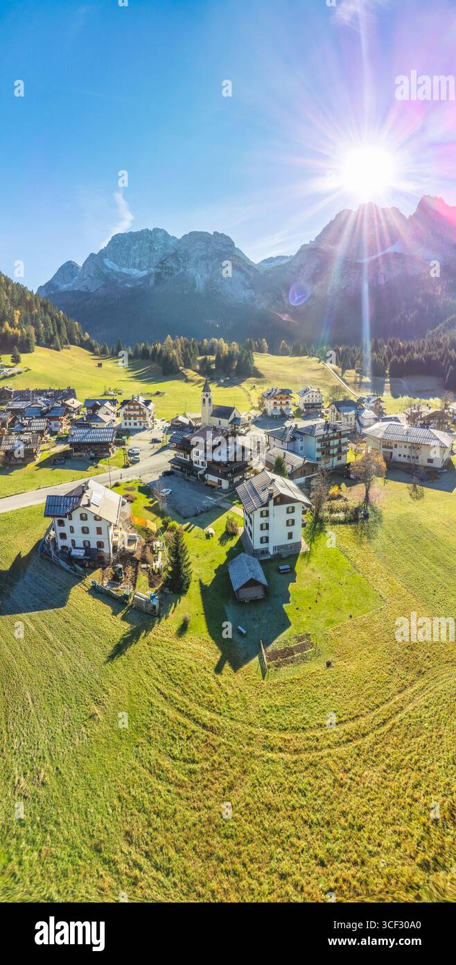 Veduta aerea di cima Sappada, un tradizionale villaggio alpino nelle Alpi Carniche, comune di Sappada, Udine, Friuli Venezia Giulia, Italia nord-orientale Foto Stock