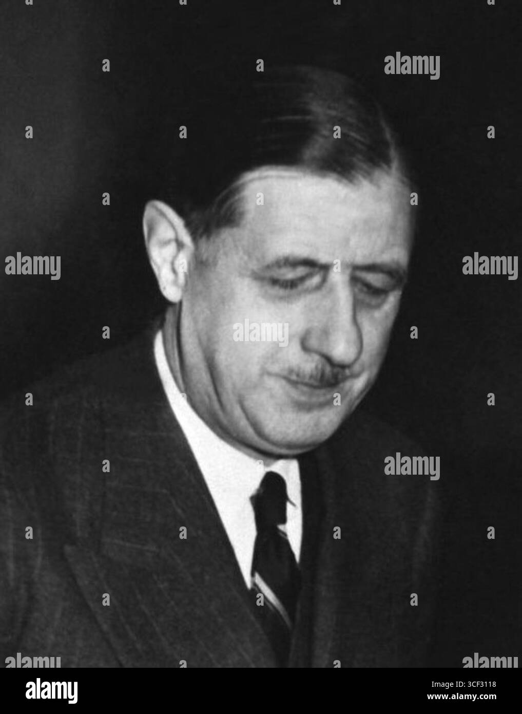 Questa fotografia mostra Charles de Gaulle che vota nella sua residenza a Colombey-les-Deux-Églises, scattata intorno al 1950. De Gaulle, leader della Francia libera durante la seconda guerra mondiale e futuro presidente, fu una figura chiave nella formazione della politica francese del dopoguerra. Foto Stock