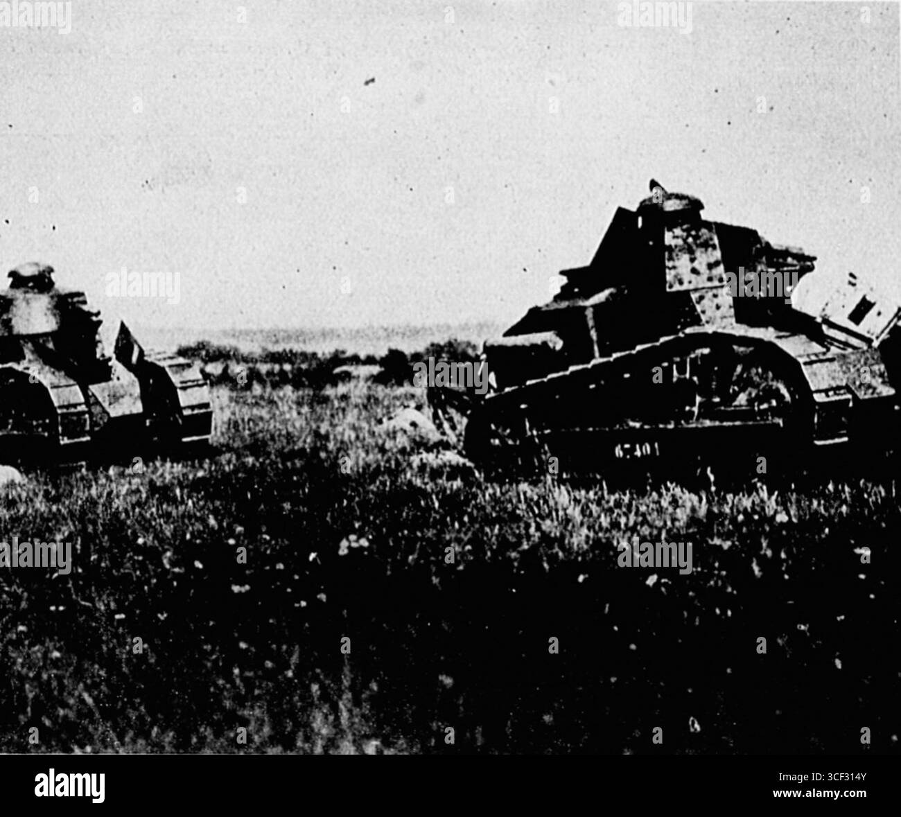 Questa fotografia del 1926 mostra una colonna di carri armati leggeri del 506° RCC durante una manovra militare a Camp du Valdahon, che mostra il coordinamento delle unità corazzate nelle tattiche sul campo di battaglia e il loro ruolo nelle esercitazioni militari. Foto Stock