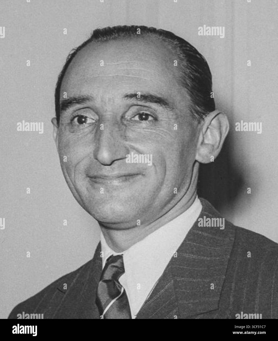 Jacques Augarde fu il Segretario di Stato per gli affari musulmani nel primo governo francese di Robert Schuman, servendo nel 1947, contribuendo al governo del dopoguerra. Foto Stock