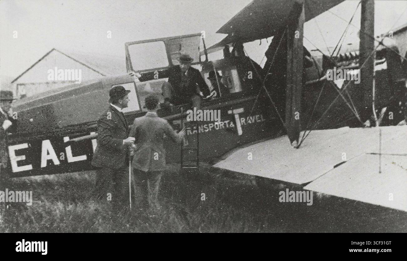 Fotografia datata 17 maggio 1920 che mostra l'arrivo del primo aereo passeggeri di linea da Londra all'aeroporto di Schiphol, registrata nell'Archivio storico di Haarlemmermeer. Foto Stock