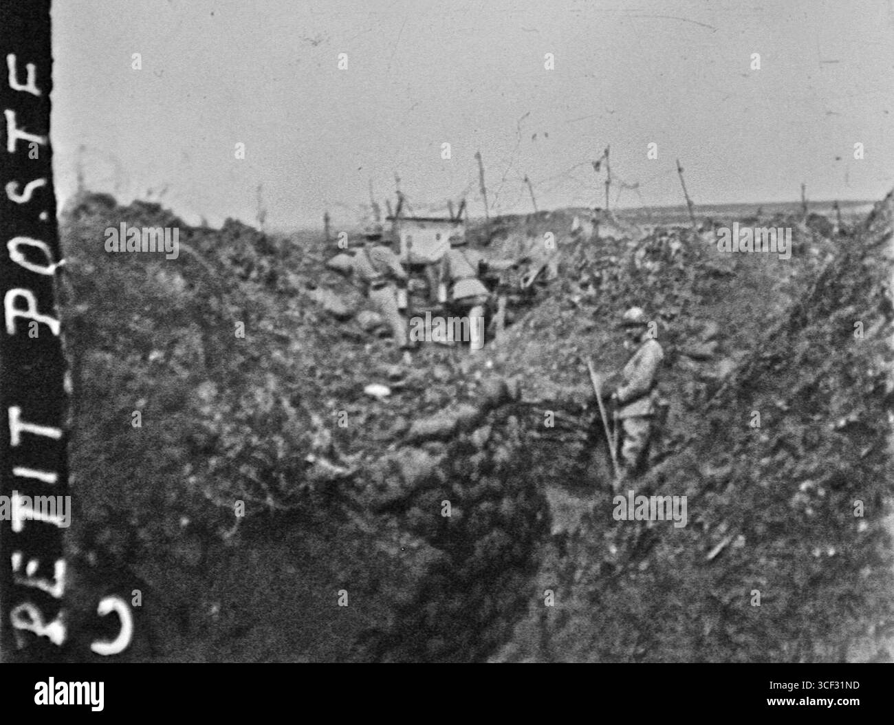 Questa foto stereoscopica del 1917 su lastra di vetro cattura una scena di un posto militare francese della prima guerra mondiale, offrendo una visione dettagliata delle infrastrutture militari durante la guerra, mostrando probabilmente la routine dei soldati e l'ambiente circostante. Foto Stock