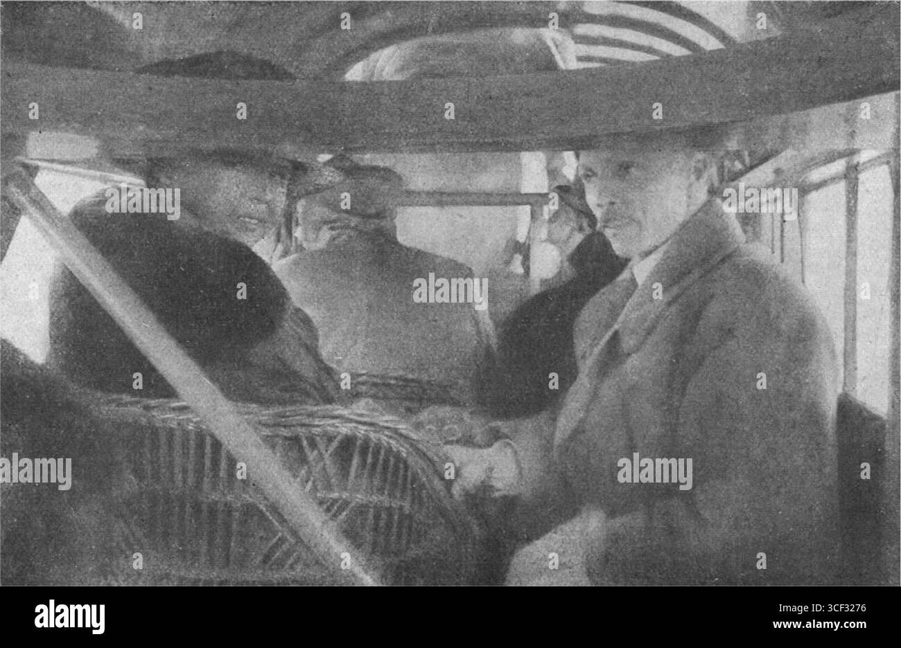 Henri Farman e sua moglie all'interno della cabina del Golia F60, un grande aereo. Questa fotografia, scattata intorno al 1919, mette in evidenza i giorni pionieristici dell'aviazione all'inizio del XX secolo. Foto Stock