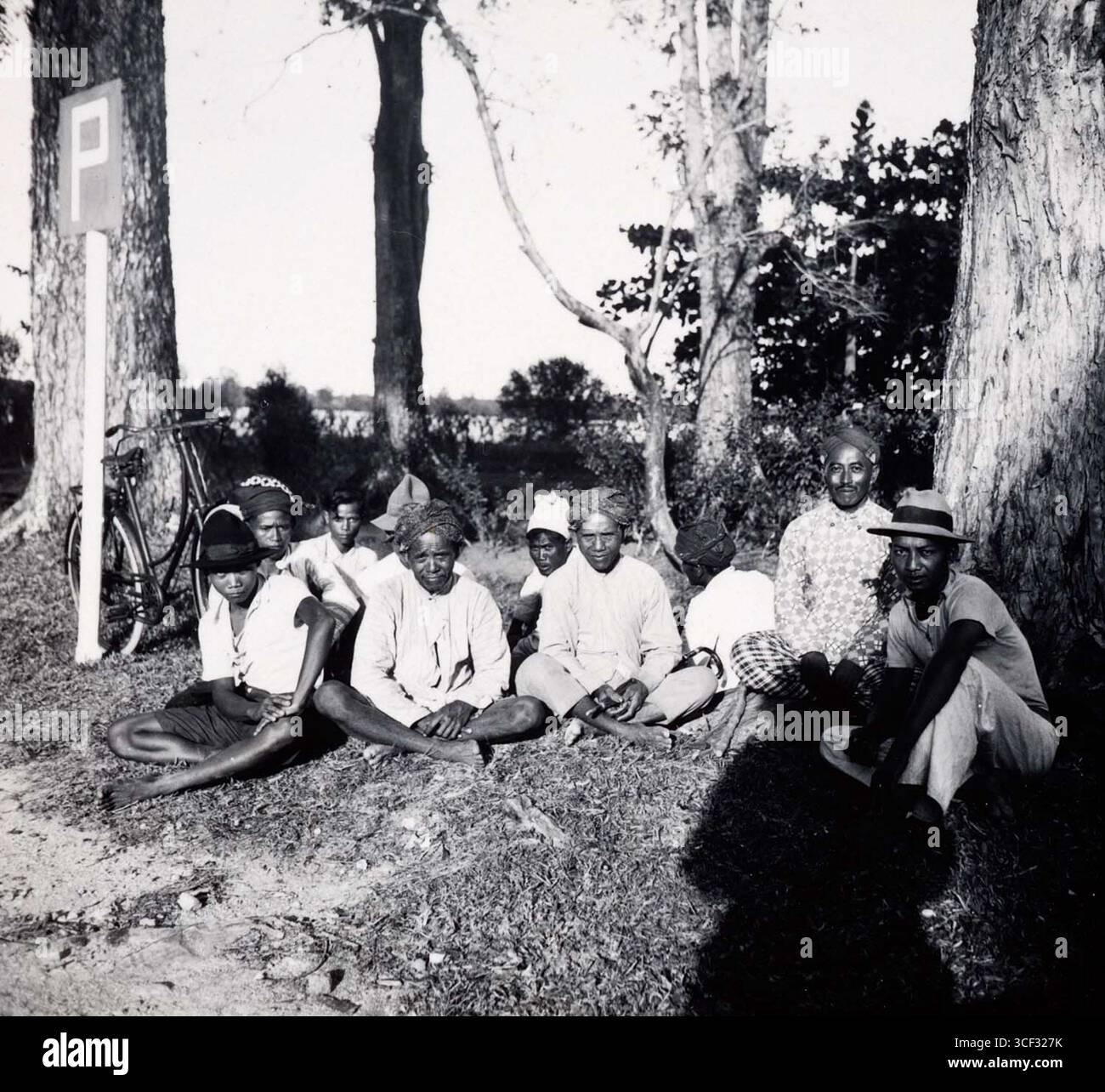 Questo stereofoto degli anni '1940 cattura il popolo giavanese a Domburgo con la loro Loerah (capo villaggio), mostrando strutture di leadership e vita comunitaria in Suriname. Foto Stock
