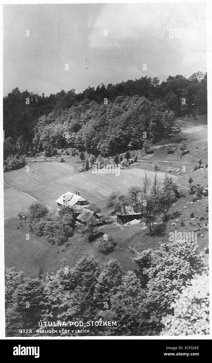 Una fotografia scattata tra il 4 e il 6 giugno 1935, che mostra Halamova útulna, un rifugio storico nella Repubblica Ceca. Questa struttura rimane una testimonianza del patrimonio architettonico della regione. Foto Stock