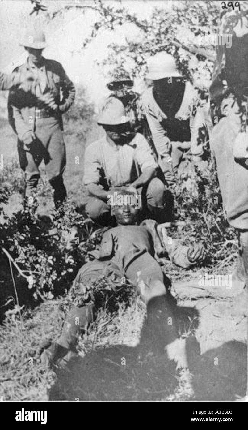 Una fotografia scattata il 6 febbraio 1917, che mostra i soldati sudafricani accanto al cadavere del capo Mandume, un leader di Ovamboland, a seguito di un confronto nella regione. Foto Stock