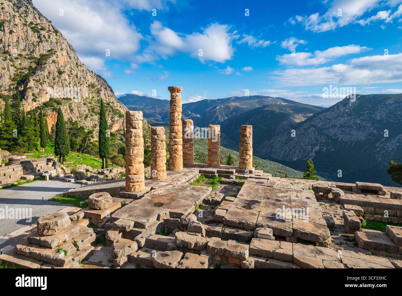 Rovine del tempio di Atena Pronaia nell antica Delphi, Grecia Foto Stock